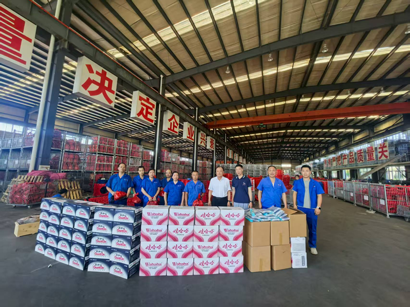 市总工会领导为一线职工送清凉