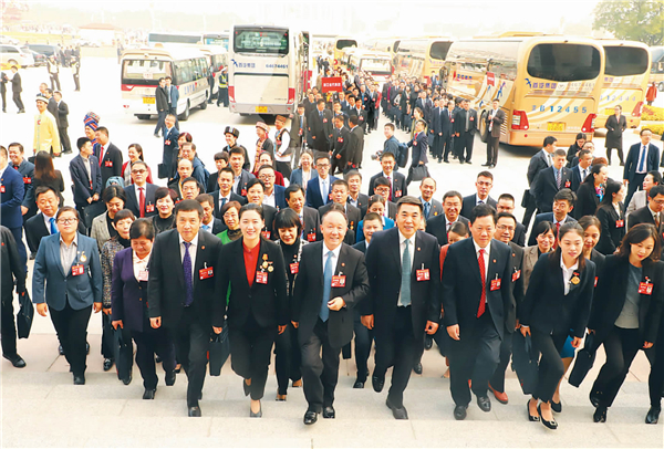 10月21日,出席中国工会十七大的安徽代表满怀豪情步入人民大会堂,参加大会预备会(魏如冰/摄)