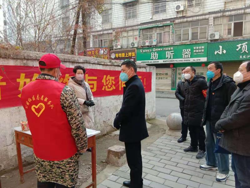 图1为市委常委、市总工会主席潘利民在第六片区督查疫情防控工作