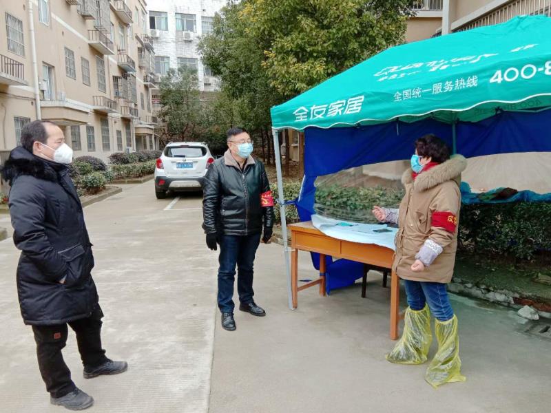 图2为市总工会党组书记、常务副主席方力在第六片区督查疫情防控工作