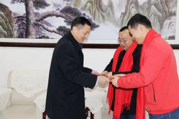 县委书记李跃云慰问劳模