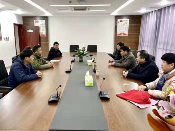 县长霍辉慰问劳模