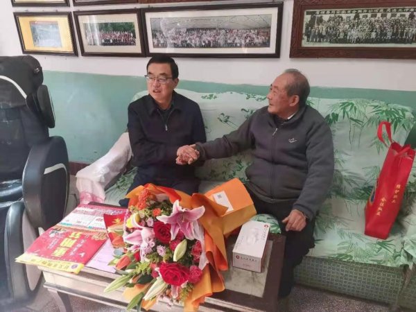 县人大主任汪洁慰问劳模