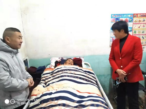 县委常委、常务副县长陈宏慰问劳模