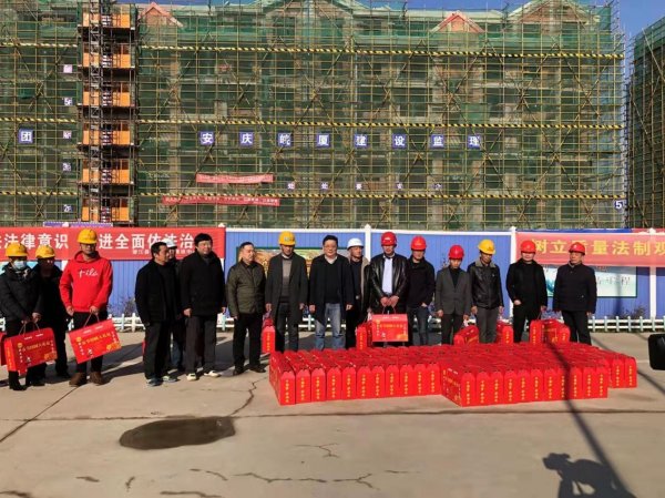 县总工会领导慰问重点工程一线职工